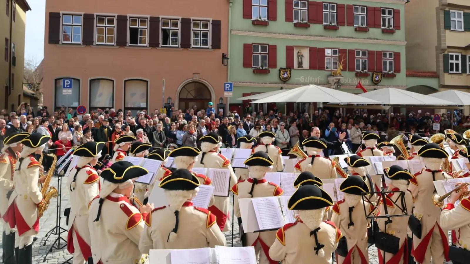 Auf dem Weinmarkt haben viele Menschen den Märschen der Knabenkapelle gelauscht. Das Osterkonzert eröffnet traditionell die touristische Saison in Dinkelsbühl. (Foto: Martina Haas)