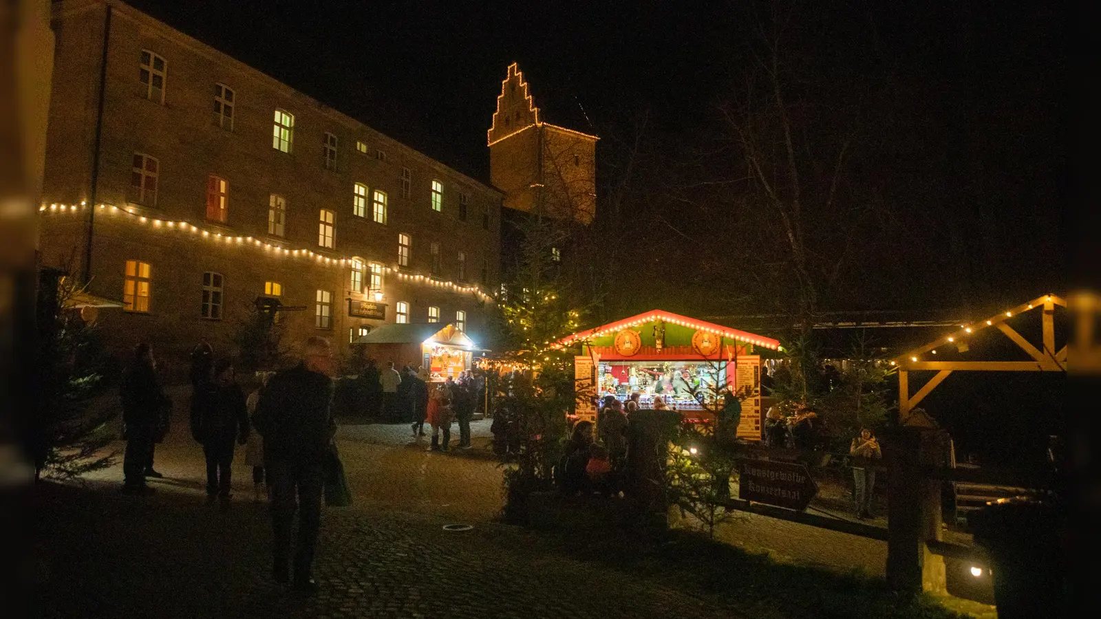 Ab kommenden Montag wird der Spitalhof in Dinkelsbühl wieder in stimmungsvolles Licht getaucht. Unser Foto entstand bei der Weihnachtsmarkteröffnung im vergangenen Jahr. (Foto: Evi Lemberger)