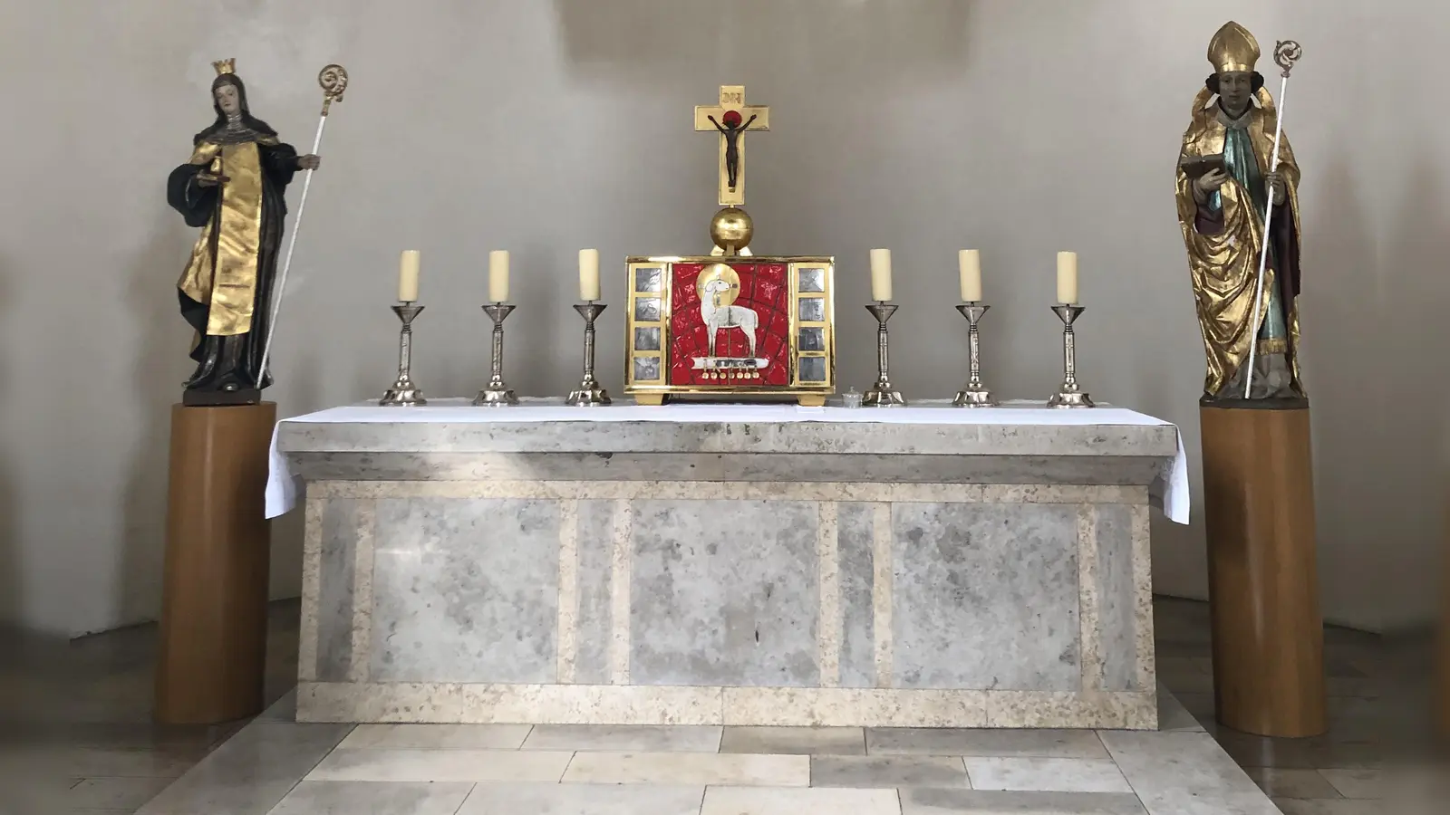Die römisch-katholische Pfarrkirche St. Laurentius ist eine denkmalgeschützte Kirche in Großenried, deren Weihe im Oktober gefeiert wird.  (Foto: Johannes Flierl)