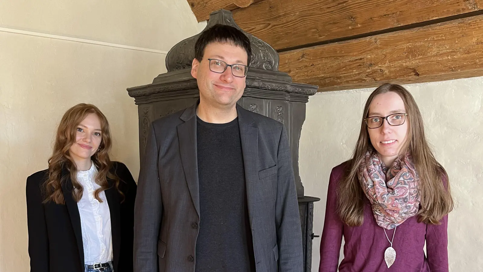 Museumsleiterin Inga Benedix (links), Stadtarchivar Dr. Florian Huggenberger und die aktuelle Praktikantin des Stadtarchivs, Katharina Löblein, stehen im Winterrefektorium des RothenburgMuseums, dem früheren Speisesaal. Hier haben die Nonnen gegessen – auch an Ostern. (Foto: Rebecca Dodaro)