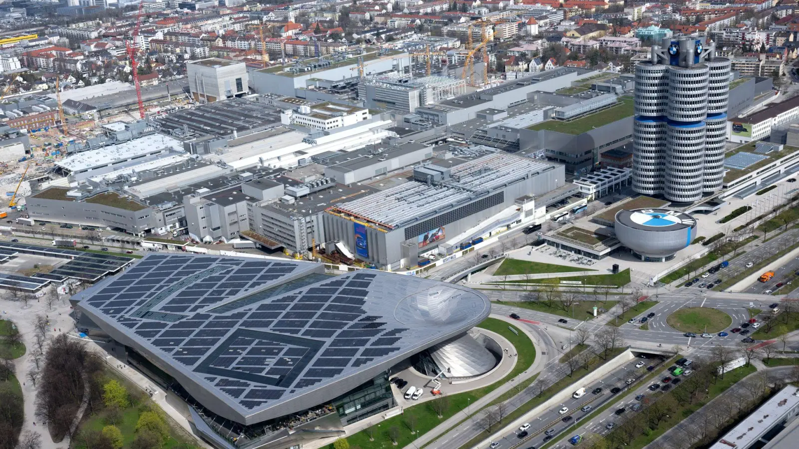 BMW macht wegen geringerer Nachfrage in China und höherer Investitionen deutlich weniger Gewinn. (Foto: Sven Hoppe/dpa)