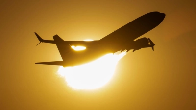 Mehr Flugreisende als im Vorjahressommer - aber das Vor-Corona-Niveau ist noch nicht erreicht. (Symbolbild) (Foto: Boris Roessler/dpa)