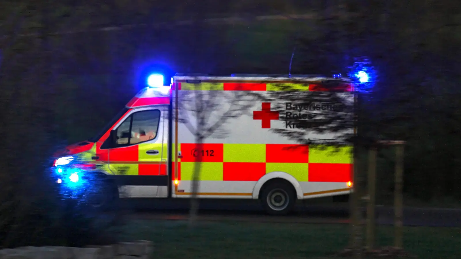 Die Verletzten mussten vom Rettungsdienst vor Ort versorgt werden. (Symbolbild: Tizian Gerbing)