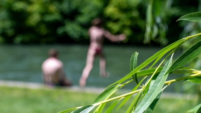 Nach dem Sprung ins Wasser fehlte von dem Mann jede Spur – zur Sorge des Bekannten. (Symbolbild) (Foto: Leonie Asendorpf/dpa)