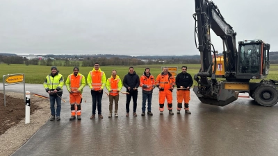 Bei der offiziellen Verkehrsfreigabe (von links): Harald Großmüller vom beauftragten Ingenieurbüro, Bauhof-Mitarbeiter Martin Hahn, Nico Strauß und Pascal Edelhäuser von der Bauverwaltung der Gemeinde, Bürgermeister Tobias Strauß sowie Joachim König von der bauausführenden Firma mit zwei Mitarbeitern. (Foto: Gemeinde Schnelldorf/Tina Hofmann-Meyer)