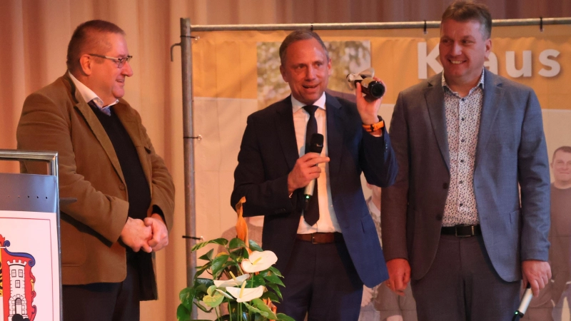 Minister Thorsten Glauber (Mitte) freute sich über einen Scheinfelder Magenlikör, den ihm die Veranstalter ÜWG-Obmann Dr. Gerhard Heim (links) und FW-Kreisvorsitzender Matthias Schwarz (rechts) als Dankeschön überreichten. (Foto: Andreas Reum)