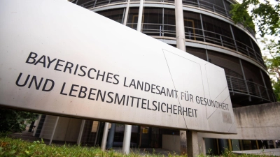 Bei der Suche nach der Ursache der Infektion ist auch das Landesamt für Gesundheit im Boot. (Archivbild)  (Foto: Nicolas Armer/dpa)
