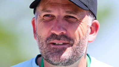 Trainer Manuel Baum hat mit dem FC Augsburg ein Testspiel gegen Sassuolo Calcio gewonnen. (Archivbild) (Foto: Sven Hoppe/dpa)