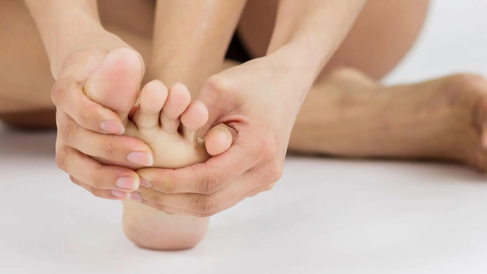 Fehlstellungen der Zehen gehen oft mit Rötungen und Druckstellen einher.  (Foto: Monique Wüstenhagen/dpa-tmn)