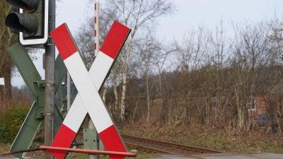 Unbeschrankte Bahnübergänge sind sehr gefährlich - immer wieder kommt es hier zu schweren Unfällen. (Illustration) (Foto: Marcus Brandt/dpa)
