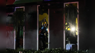 Die Feuerwehr hat den Brand inzwischen unter Kontrolle. (Foto: Sakchai Lalit/AP/dpa)