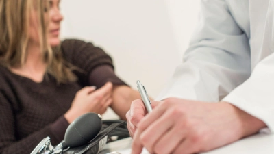 Psychosomatik-Verdacht: Frauen hören häufig, ihre Beschwerden seien psychisch bedingt – deutlich mehr als Männer. (Foto: Christin Klose/dpa-tmn)