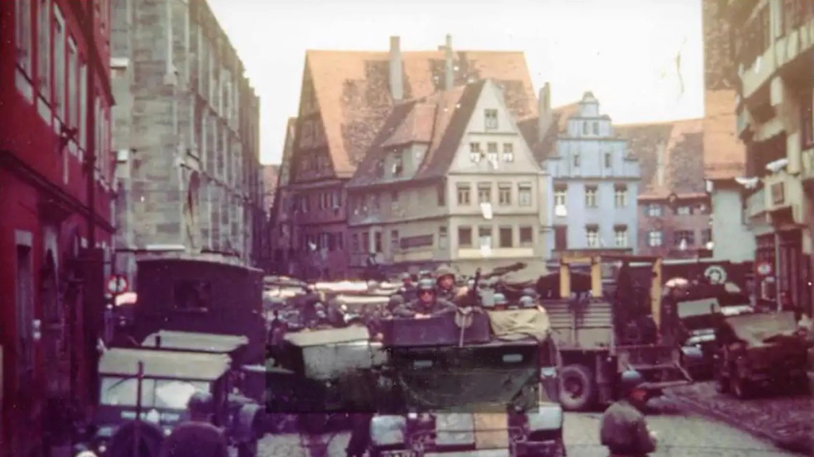 US-Soldaten in der Dinkelsbühler Altstadt, in die sie am 20. April 1945 eingerückt waren. (Repro: Heinrich Binder)