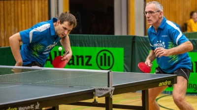 Das Ansbacher Einserdoppel Jan Schubert (links, hier gegen Erlangen) und Dietmar Weger ergänzten sich auch in Wombach perfekt und gewannen den fünften Satz mit 11:8. (Foto: Markus Zahn)