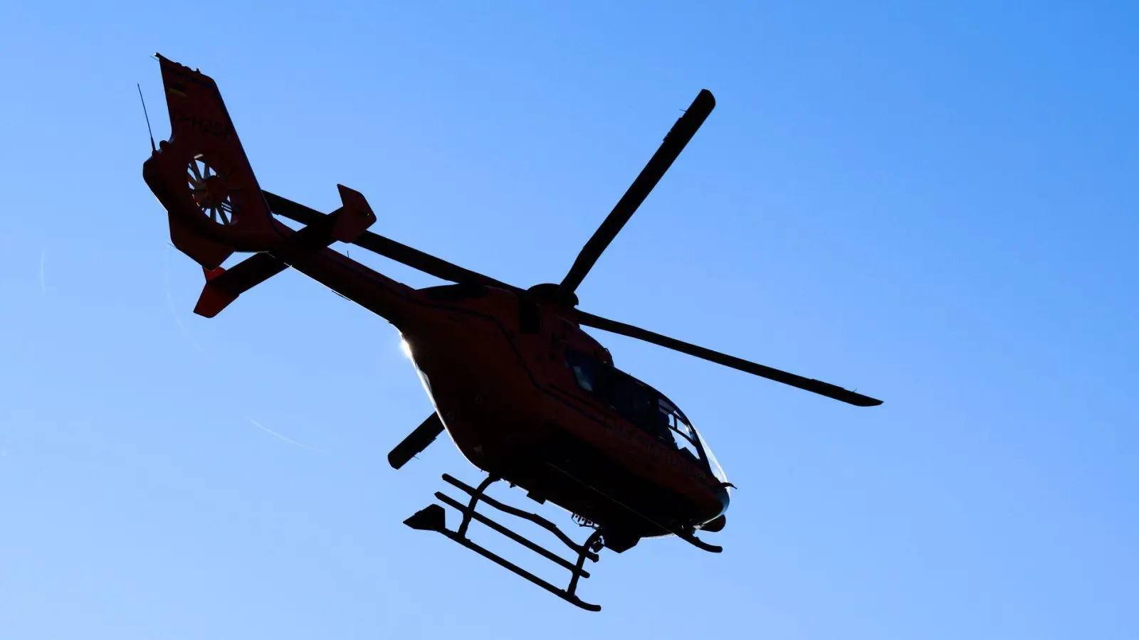 Der 20-Jährige wurde schwer verletzt in ein Krankenhaus geflogen. (Symbolbild) (Foto: Julian Stratenschulte/dpa)
