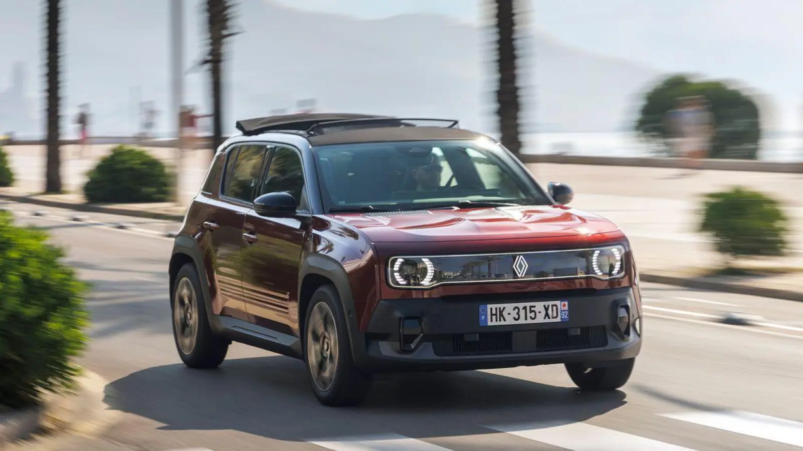 Cabrio-Feeling light: Kein echtes Cabrio, aber deutlich mehr Wind als mit Panoramadach. Renaults R4 „Plein Sud“ macht den Kompaktstromer luftiger. (Foto: ---/Renault/dpa-tmn)
