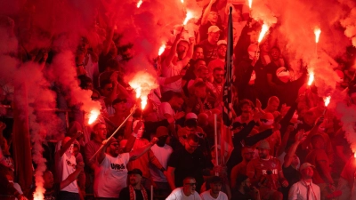 Auch im Hinspiel gab es viel Pyrotechnik. (Foto: Marius Becker/dpa)