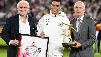 Rudi Völler (l) hört 2026 als DFB-Sportdirektor aus. Beim Ungarn-Spiel zeichnet er gemeinsam mit DFB-Präsident Bernd Neuendorf (r) Nationalspieler Jamal Musiala nach seinen drei EM-Toren aus.  (Foto: Federico Gambarini/dpa)