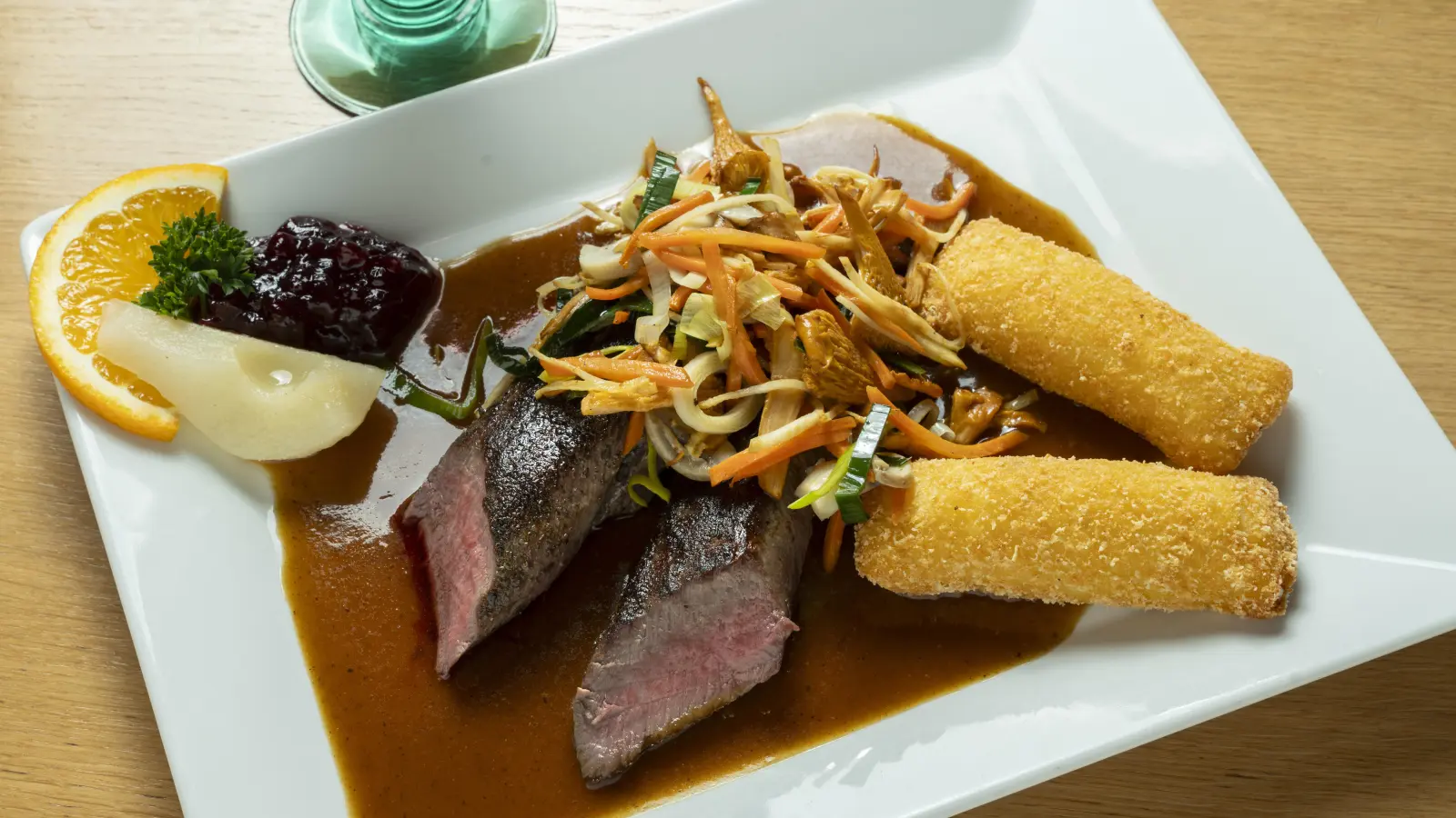 Die Küchenchefs der beteiligten Gaststätten bieten variationsreiche Zubereitungsarten des regionalen Wildfleisches an. (Foto: Andreas Riedel)