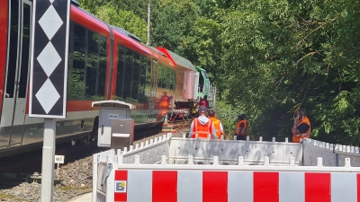 Mitarbeitende der Deutschen Bahn sind am Zug zugange. (Foto: Anna Franck)
