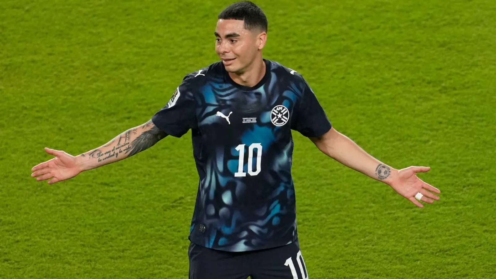 Miguel Almirón hielt sich die Hand vor dem Mund und flog dafür vom Platz. (Foto: Jeff Chiu/AP/dpa)