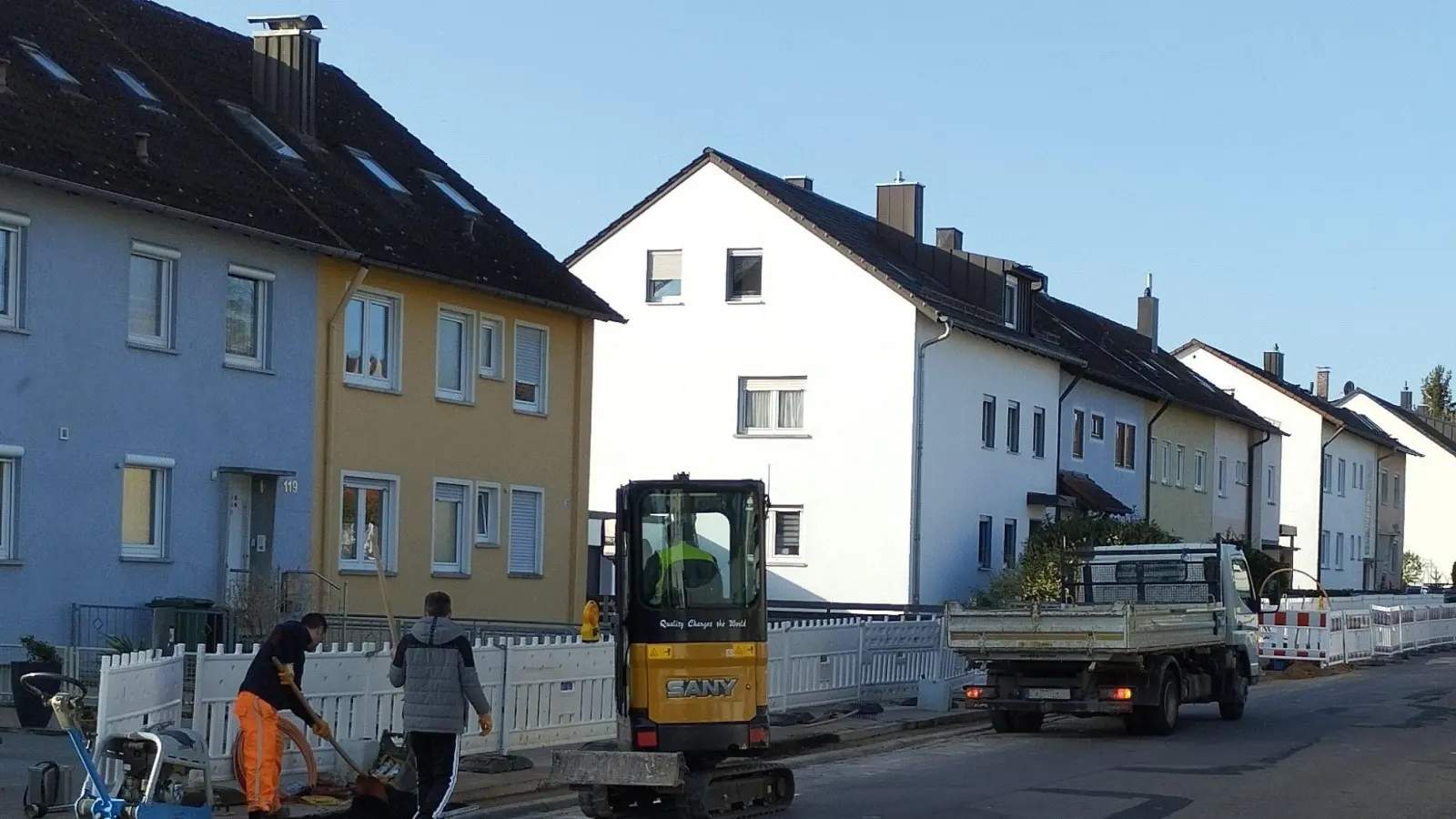 In der Oberhäuserstraße begann die Telekom dieser Tage mit den Arbeiten für den Aufbau eines Glasfasernetzes. In drei Bauabschnitten soll zumindest die Kernstadt mit der Technik versorgt werden. (Foto: Thomas Schaller)