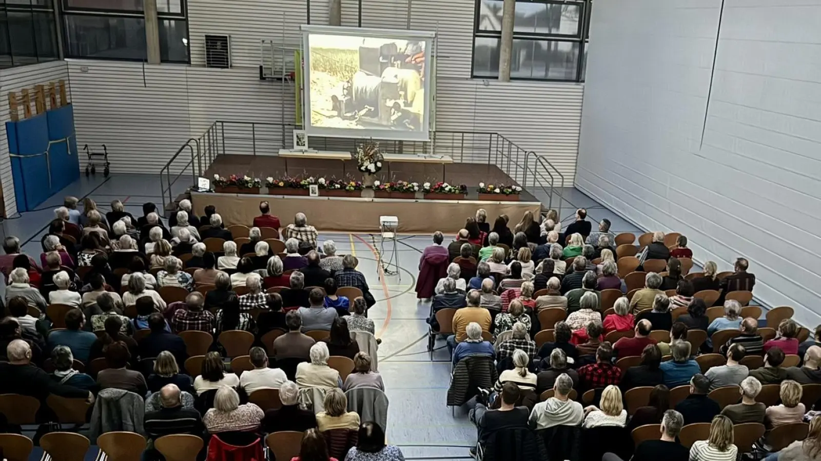 Markt Erlbach hat eine besondere Tradition: Schon zu Lebzeiten Heinz Feuerleins war die Vorführung des Heimatfilms ein gesellschaftliches Ereignis und auch heuer kamen wieder mehr als 250 Besucher und Besucherinnen.  (Foto: Dr. Birgit Kreß)