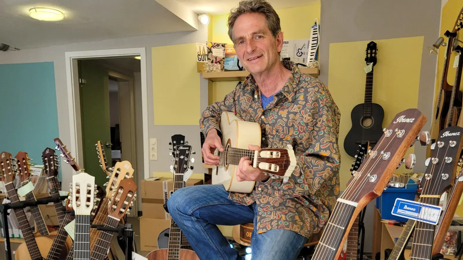 Manfred Holub spielt Gitarre, seit er sieben Jahre alt war. (Foto: Nina Daebel)