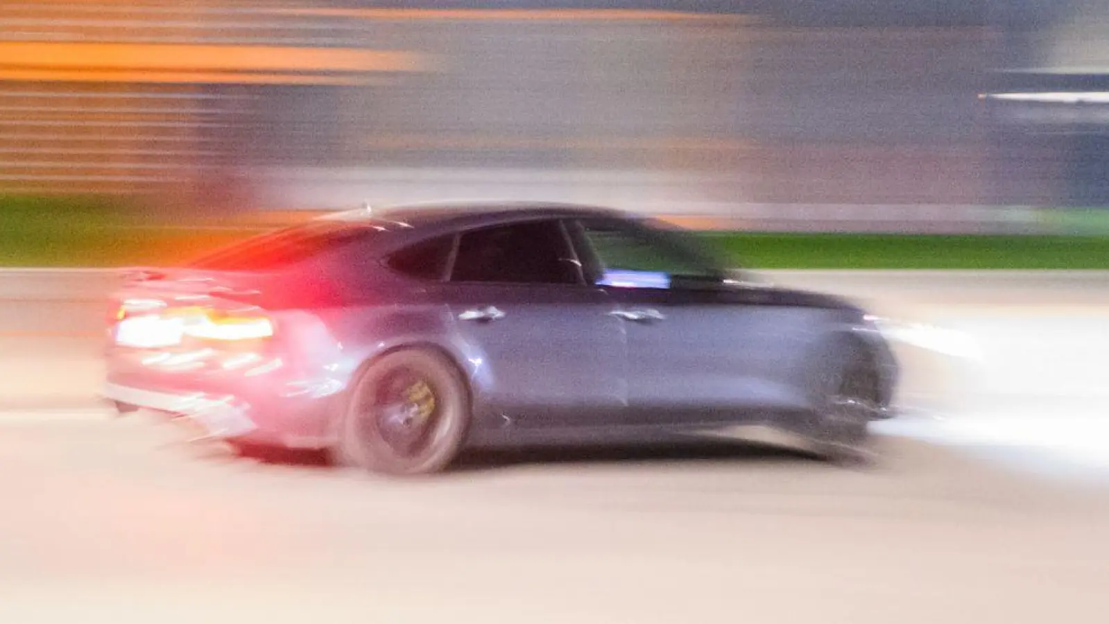 In Gollhofen hat eine spezielle Kontrollgruppe der Polizei Tuning-Autos inspiziert. (Symbolbild: Julian Stratenschulte/dpa)