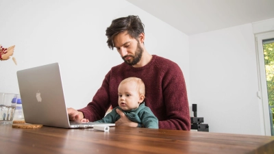 „Teamwork“ im Homeoffice? Schließt die Kita ungeplant, stehen berufstätige Eltern vor der Frage, wie sie nun die Kinderbetreuung organisieren. (Foto: Christin Klose/dpa-tmn)