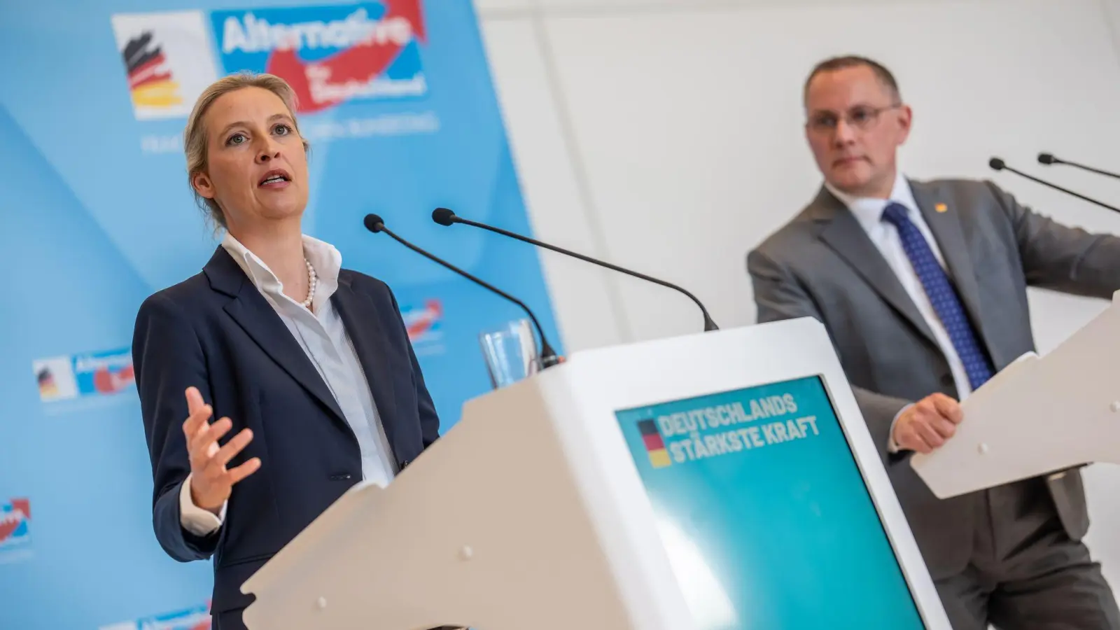 Die AfD von Alice Weidel und Tino Chrupalla hat in jüngsten Umfragen klar die Nase vorn. (Archivbild) (Foto: Michael Kappeler/dpa)