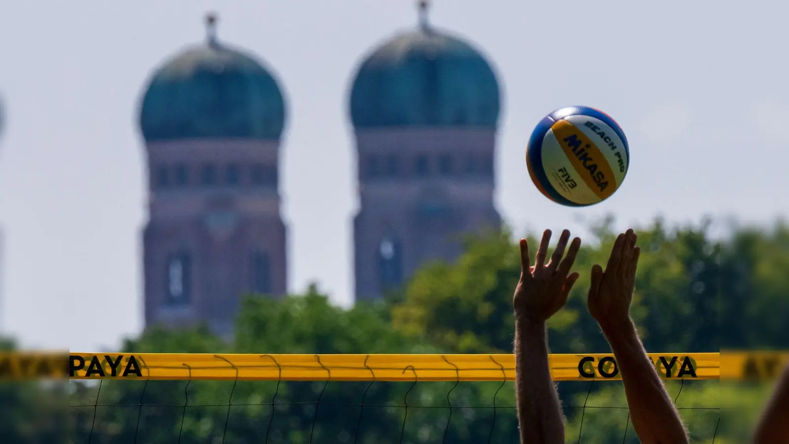 Das Wochenende startete in Bayern heiß. In der Nacht zum Sonntag wird mit Abkühlung, Wolken und Schauern, in Alpennähe mit Gewittern, gerechnet. (Symbolbild) (Foto: Peter Kneffel/dpa)