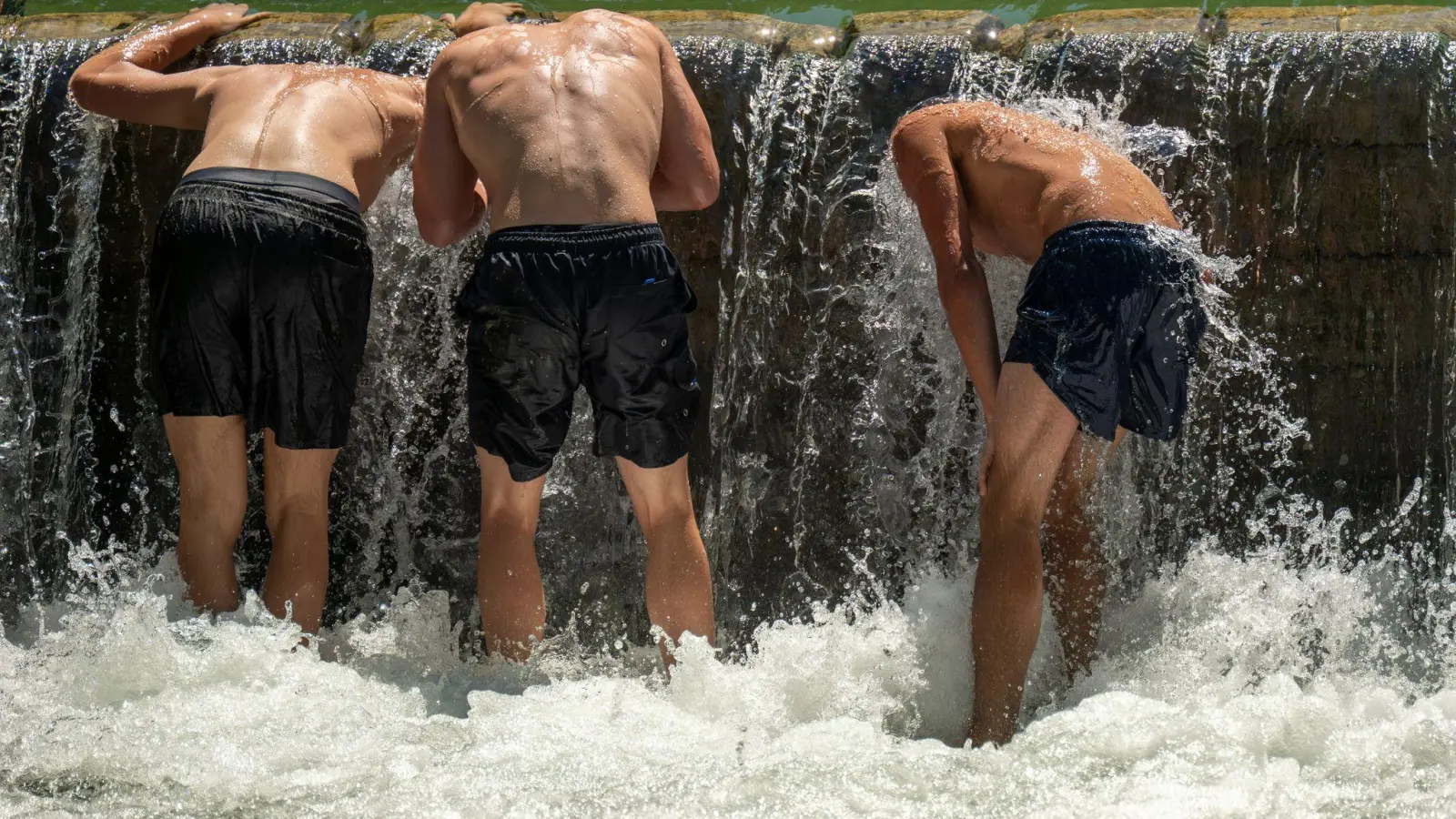 Die vorsommerliche Hitze in Bayern hält auch am Mittwoch an. (Foto: Peter Kneffel/dpa)