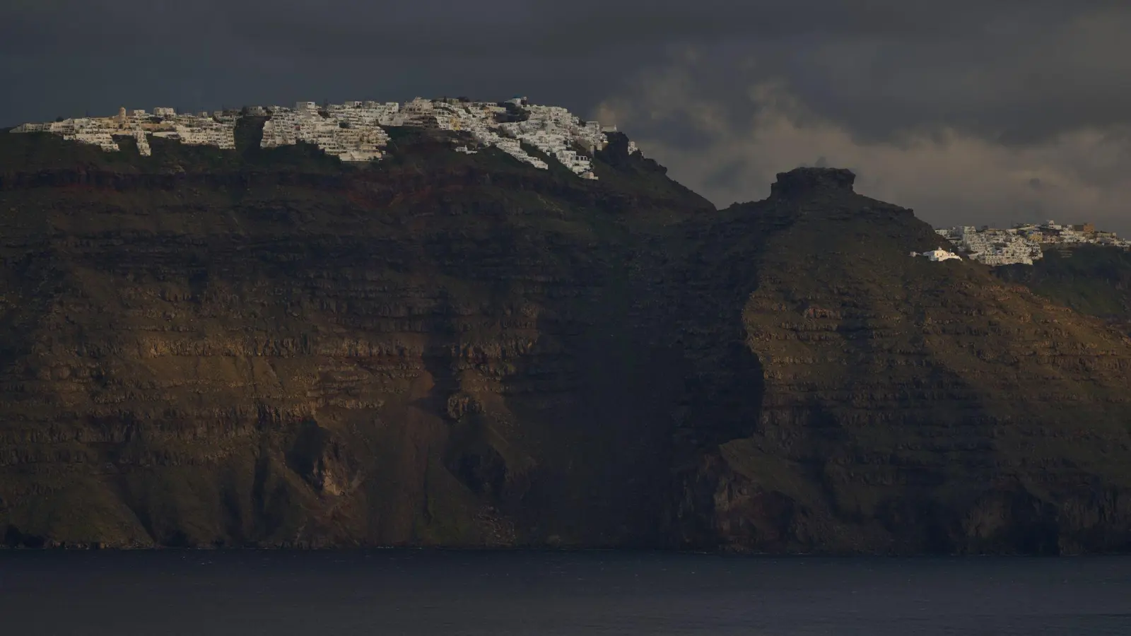 Auf Santorini gilt für mindestens die nächsten 30 Tage der Notstand (Foto: Petros Giannakouris/AP/dpa)