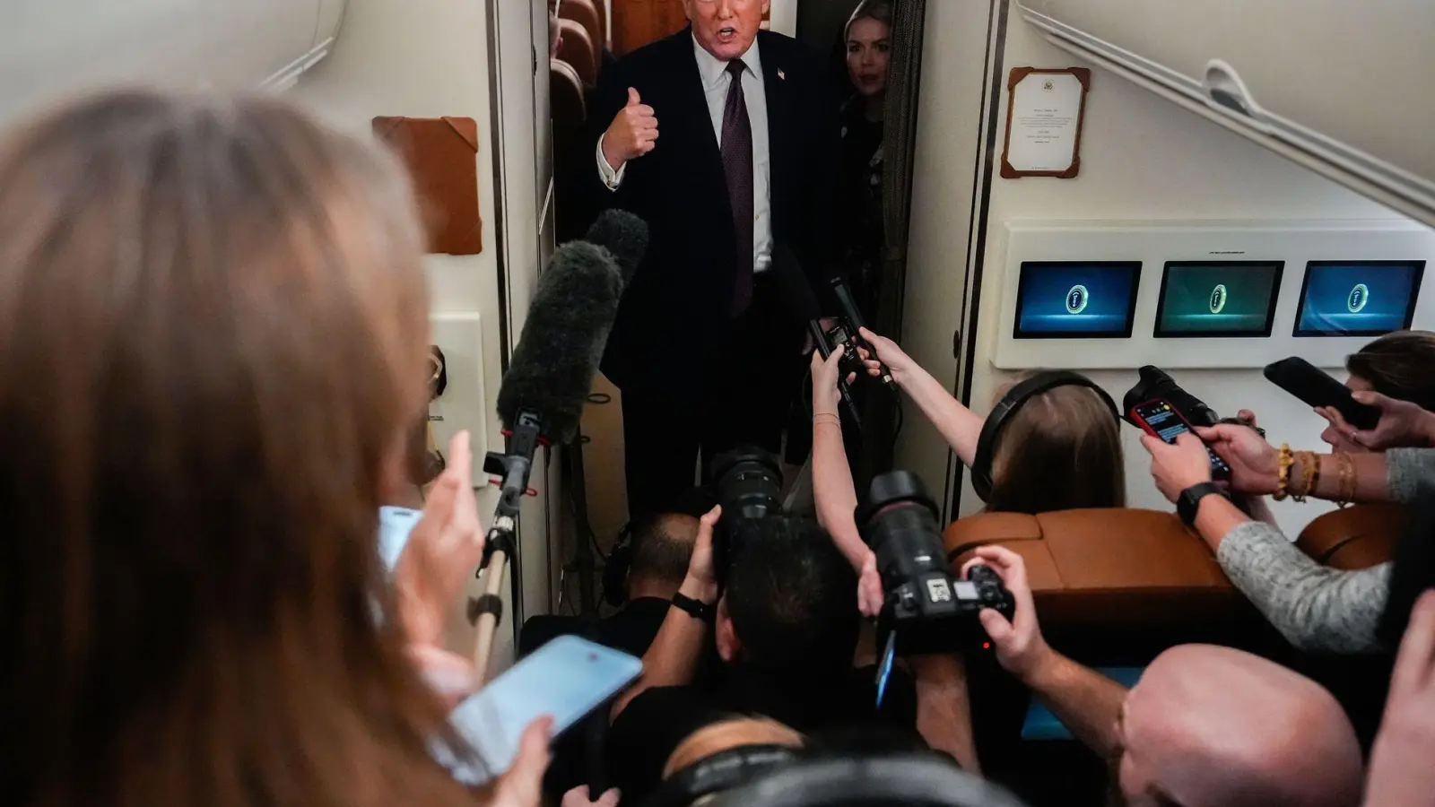 US-Präsident Trump übt Druck auf den Iran aus.   (Foto: Julia Demaree Nikhinson/AP/dpa)