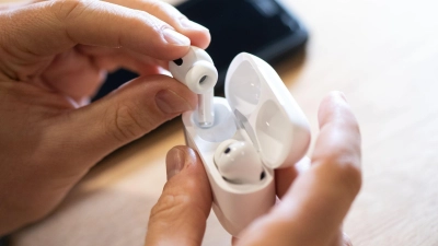 Die Installation der neuen Software für die Airpods erfolgt automatisch - vorausgesetzt drei Bedingungen sind erfüllt. (Foto: Franziska Gabbert/dpa-tmn)