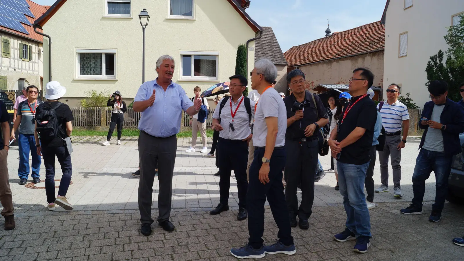 Bürgermeister Reinhard Streng führte die 41-köpfige taiwanesische Delegation bei ihrem Besuch in Langenfeld durch den Ort. (Foto: Nicole Gunkel)