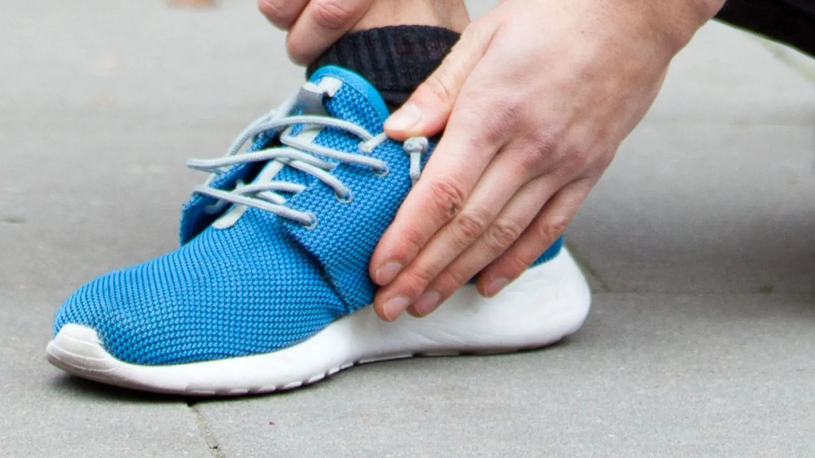 Kein Bagatellunfall: Knickt der Fuß um, können Außenbänder überdehnen oder reißen. (Foto: Christin Klose/dpa-tmn)