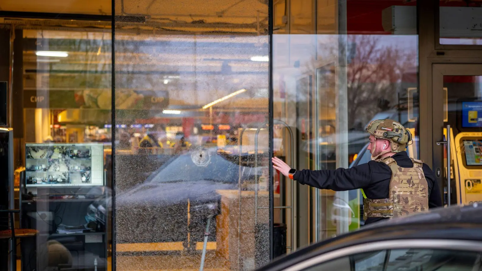 Die Polizei in Kiew hat den Täter, der mindestens sechs Menschen getötet haben soll, erschossen.  (Foto: Dan Bashakov/AP/dpa)