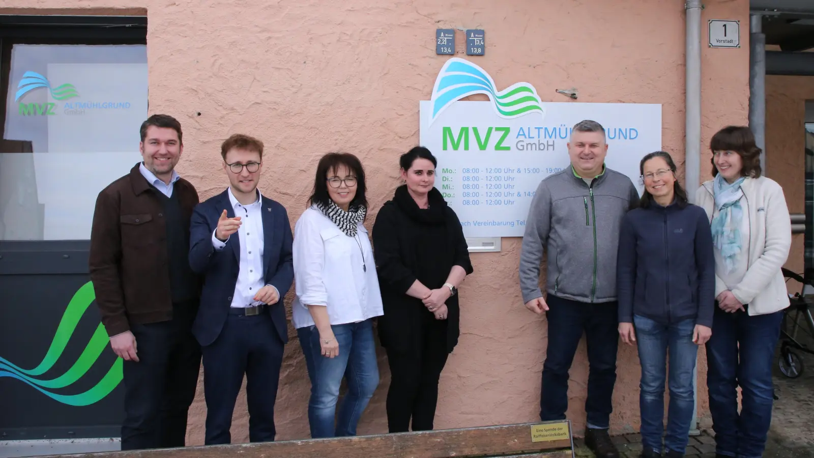 Freude über das MVZ in Ornbau (von links): Dominic Aldrup, Bürgermeister Marco Meier, Michaela Fries, Beate Dylong, Dr. Sebastian Topciov, Dr. Stephanie Rauch und Claudia Genther. (Foto: Alexander Biernoth)