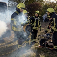 Feuerwehrleute befreien bei der Eröffnungsübung der Feuerwehraktionswoche in Oberdachstetten einen eingeklemmten Autofahrer aus dem Unfallfahrzeug.<br>Rund 85 Einsatzkräfte waren an der Übung mit insgesamt 23 Verletzten beteiligt. (Foto: Tizian Gerbing)