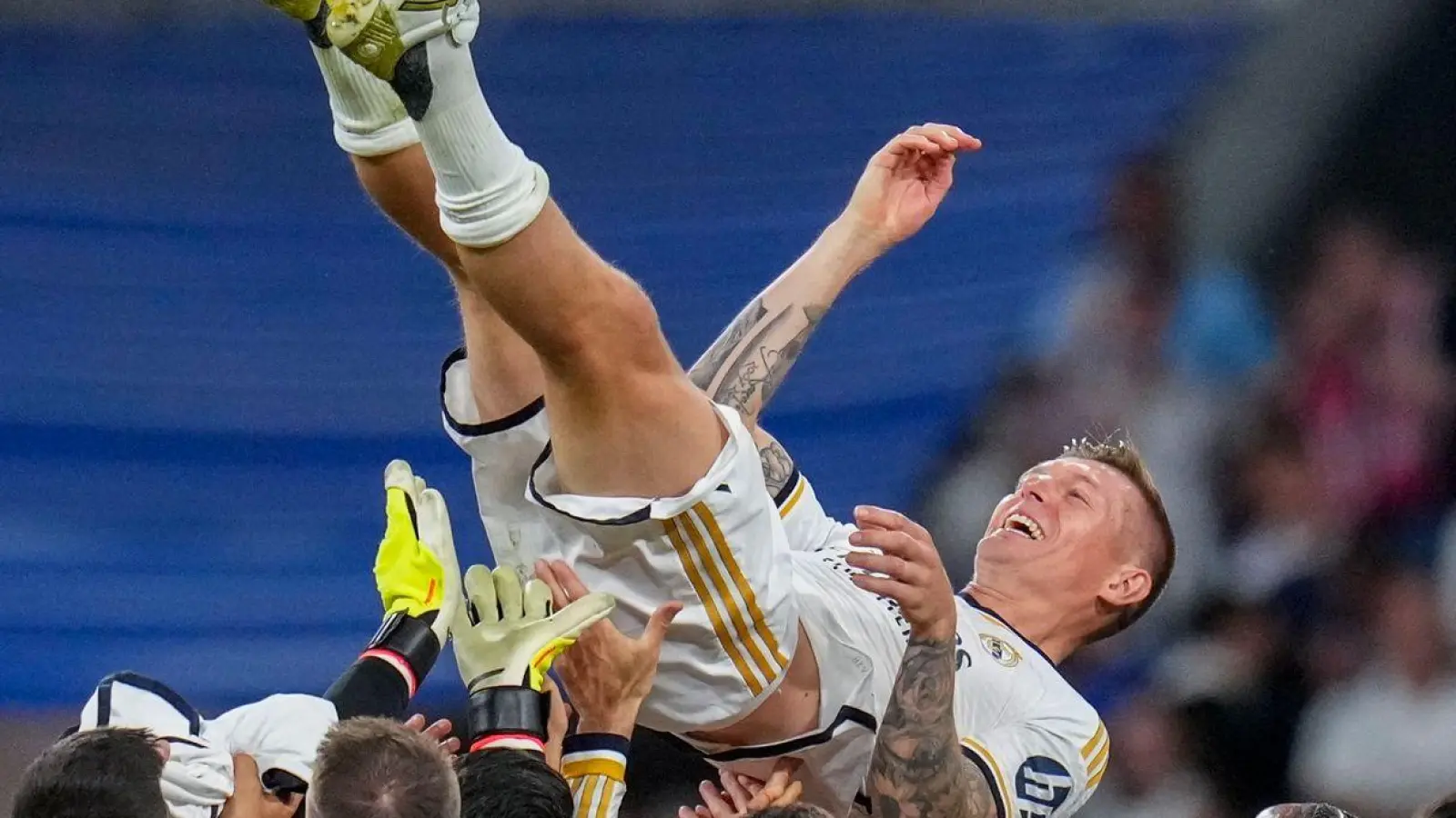 Der Abschied vom Publikum im Estadio Santiago Bernabéu war für Toni Kroos emotional. (Foto: Manu Fernandez/AP/dpa)