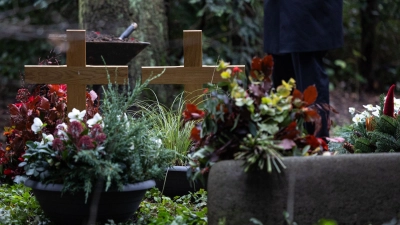 Die Trauerfeier am Grab eines Verstorbenen ist im Gange – und währenddessen räumen Einbrecher das Wohnhaus von Angehörigen aus: eine besonders fiese Masche. (Symbolbild: Hannes P. Albert/dpa)
