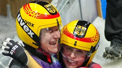 Freuen sich über Platz zwei: Dajana Eitberger und Magdalena Matschina (Foto: Michael Kappeler/dpa)