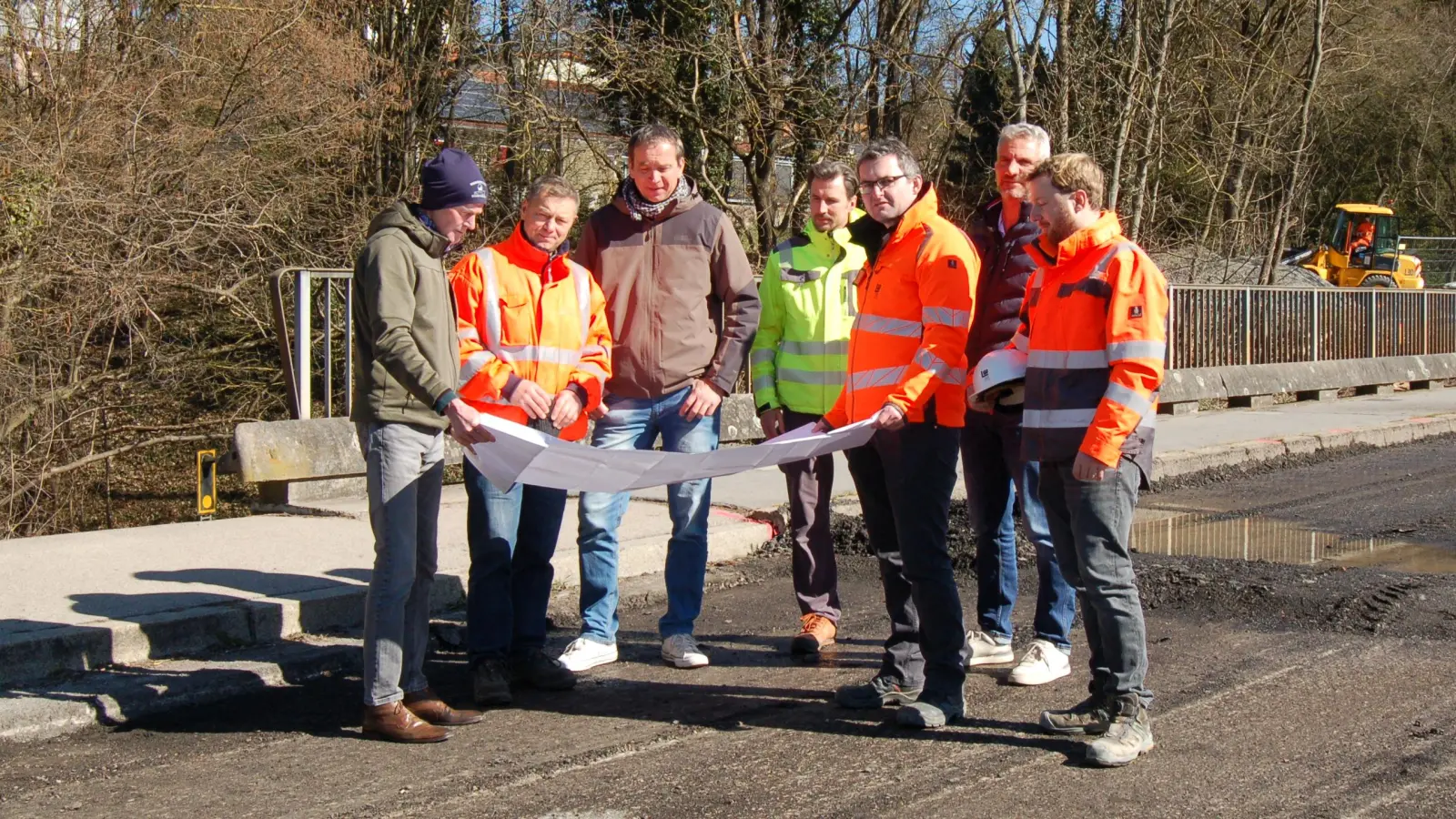 Sichteten die Pläne (von links): OB Dr. Christoph Hammer, Ingenieur Konrad Diethei, Bauamtsmitarbeiter Martin Hemm, Dominik Bregulla von den Stadtwerken, Bauleiter Philipp Schidlowski (Straßenbau), Stadtwerkeleiter Andreas Karl sowie Bauleiter Steffen Brückner (Ingenieurbau). (Foto: Markus Weinzierl)
