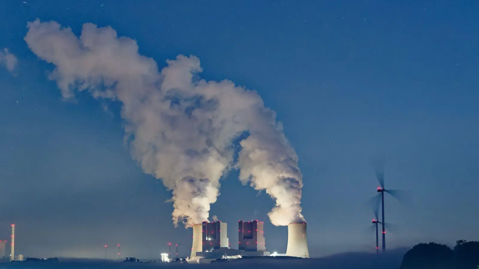 Kondensierter Wasserdampf steigt von den Kühltürmen des Braunkohlekraftwerkes Neurath auf. Das Kraftwerk stößt große Mengen Kohlendioxid aus. (Symbolbild) (Foto: Henning Kaiser/dpa)