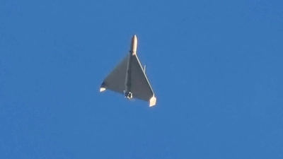 Im Angriffskrieg gegen die Ukraine setzt Russland Kampfdrohnen vom Typ Shahed ein. Deutschland will nun mit Nato-Partnern ebenfalls günstige unbemannte Luftfahrzeuge beschaffen. (Archivbild) (Foto: Efrem Lukatsky/AP/dpa)