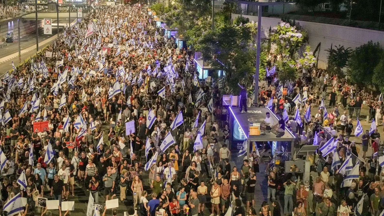 Demonstranten in Tel Aviv fordern die Freilassung der Geiseln, die im Gazastreifen von den Terroristen der Hamas festgehalten werden. (Foto: Maya Alleruzzo/AP/dpa)