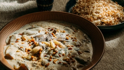 Shakriyeh funktioniert auch vegan: Pilze ersetzen darin das Lammfleisch, Sojajoghurt den Joghurt aus Kuhmilch. (Foto: Syrisch in Vegan Vol. 2/Familie Doudieh/dpa-tmn)