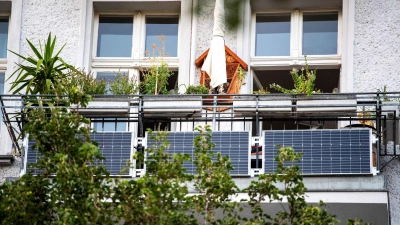 Wiederholung vom 05.05.2023 - Die Balkonkraftwerke funktionieren genauso wie die großen Anlagen auf dem Dach. Sie sind aber kleiner und lassen sich einfach an der Brüstung installieren. (Foto: Bernd Diekjobst/dpa-tmn)